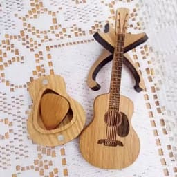 Houten Gitaar Plectrumdoos – Uniek Cadeau voor Gitaristen – Gitaarvormig Bewaardoosje – 12cm – Houtkleur — thumbnail 4