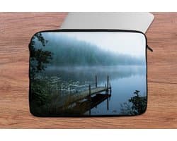 Laptophoes 13 inch - Natuur - Meer - Bos - Mist - Laptop sleeve - Binnenmaat 32x22,5 cm - Zwarte achterkant