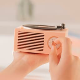 Deze retro-klassieke witte Bluetooth-speaker heeft een schattig platenspelerontwerp en is daarmee een perfect cadeau voor meisjes. Hij beschikt over een verbeterde bas en een luid volume. — thumbnail 2