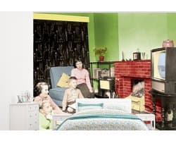 Behang - Fotobehang Familie kijkt televisie - Breedte 300 cm x hoogte 240 cm