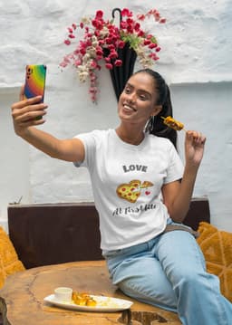 Shirt - Love at first bite - Wurban Wear | Grappig shirt | Dieet | Unisex tshirt | Fast food | Airfryer | Sport | Verwenpakket | Wit & Licht blauw — thumbnail 6