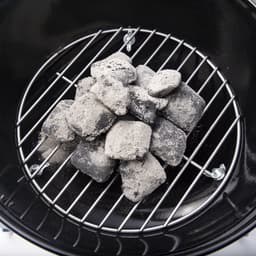 Weber Smokey Joe® Premium - Ø 37 cm Grillrooster - Houtskoolbarbecue - Smoke Grey - Tuck-N-Carry Dekselvergrendeling - Gesloten ketel voor asopvang - Ventilatierooster in deksel - Stabiel frame met 3 poten - Draagbeugel — thumbnail 3