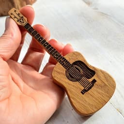 Houten Gitaar Plectrumdoos – Uniek Cadeau voor Gitaristen – Gitaarvormig Bewaardoosje – 12cm – Houtkleur — thumbnail 2