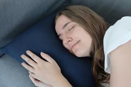 Comfortabel Slaapkussen met Uitsparing voor Oor, Ideaal na Piercing of Operatie — thumbnail 5