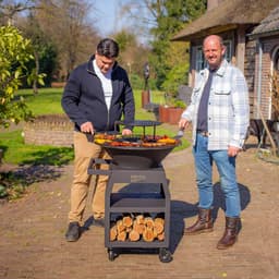 RJRoyal Living BBQ Plancha Grill Maestro Ø70cm Blackline - Met Grote wielen en houtopslag vuurschaal — thumbnail 4