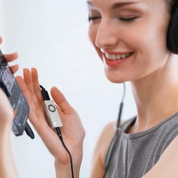 Draagbare 32-Bit Hoofdtelefoonversterker en DAC met Hi-Res Audio en MQA Ondersteuning — thumbnail 3