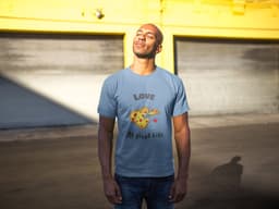 Shirt - Love at first bite - Wurban Wear | Grappig shirt | Dieet | Unisex tshirt | Fast food | Airfryer | Sport | Verwenpakket | Wit & Licht blauw — thumbnail 6