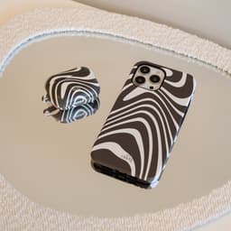 xoxo Wildhearts hoesje geschikt voor Airpods Pro 1 / Pro 2 - Boogie Wonderland Green - Ook als telefoonhoesje verkrijgbaar - schokbestendige case geschikt voor Airpod Pro (2) - koptelefoon case - Beschermhoes met golvende print - golven - groen/beige — thumbnail 4