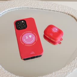 xoxo Wildhearts hoesje geschikt voor Airpods Pro 1 / Pro 2 - Love Yourself - Ook als telefoonhoesje verkrijgbaar - schokbestendige case geschikt voor Airpod Pro (2) - koptelefoon case - Hoesje met smiley face - emoji - rood / roze — thumbnail 3
