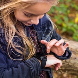 One2track Connect UP zwart | GPS horloge voor kinderen | Bekijk de locatie van je kind. Stel veilige zones in. En videobellen met de leukste smartwatch voor kinderen — thumbnail 3