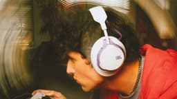 JBL Quantum 650 - Draadloze Gaming & Multitask Headset - 2.4 GHz & Bluetooth - Lage Latency - 50 Uur Batterij - JBL Quantum Engine Software - Over-ear - Paars — thumbnail 4