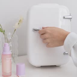 Mini Koelkast - Koelkast Voor Op Tafel - Koelkast voor Cosmetica - Mini Koelkast voor Make-up — thumbnail 2