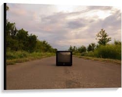 Canvas  - Oude Televisie op de Weg  - 100x75cm Foto op Canvas Schilderij (Wanddecoratie op Canvas)