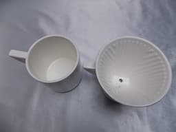Koffiezet set, 2 kops (1 beker en filter aardewerk) met filters, koffie en maatlepel — thumbnail 2