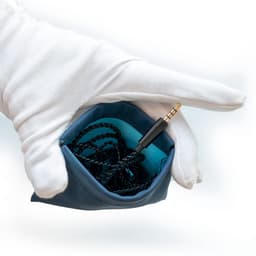 Eardopes Opbergzakje voor oordopjes - Blauw - Etui voor oortjes met kabel - bewaarzakje hoesje oortjes - diervriendelijk: geen suede of ander dierlijk materiaal - 9.5cm x 10cm — thumbnail 4