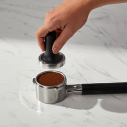 KitchenAid Halfautomatische Espressomachine - Ingebouwde koffiemolen, kantelbaar stoompijpje, 15 bar pomp en drukmeter - Porcelain White — thumbnail 5