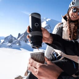 OutIn Mino Draagbare Espresso Machine Elektrisch | USB Oplaadbaar | Voor Onderweg En Reizen | Geschikt Voor Cups En Gemalen Koffie | Compact En Oplaadbaar Koffieapparaat — thumbnail 3