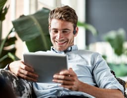 Creative Outlier Free+ Bone Conduction hoofdtelefoon - verstelbare transducers, IPX5 las- en spatbescherming, tot 10 uur batterijduur (grijs en zwart) — thumbnail 3