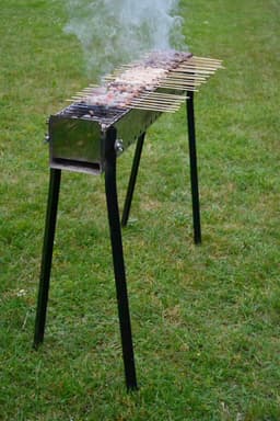 BBQ voor Arrosticini - 82 cm met grill - met houtskool - plaats voor 40 stokjes — thumbnail 4