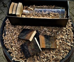 The Barrel BBQ Bottle (Box) / Cadeauverpakking /  Limited Edition / Houtsnippers / Whisky Chunks / Sinterklaas / Kerst / Barbecue / Rookhout — thumbnail 5