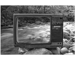 Poster Glanzend – Oude Vintage Televisie met Doorkijk op Rivier (Zwart-wit) - 105x70 cm Foto op Posterpapier met Glanzende Afwerking