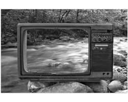 Poster Glanzend – Oude Vintage Televisie met Doorkijk op Rivier (Zwart-wit) - 75x50 cm Foto op Posterpapier met Glanzende Afwerking
