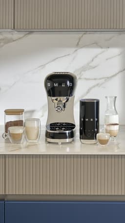 SMEG ECF12BLEU Espressomachine Set met Melkopschuimer - 15 Bar - Thermoblock - Geschikt voor Gemalen Koffie & E.S.E. Pads - '50s Style - Zwart — thumbnail 5