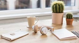 Draadloze on-ear Bluetooth hoofdtelefoon met microfoon, verstelbare beugel en draagtas - Beige/Nude — thumbnail 3