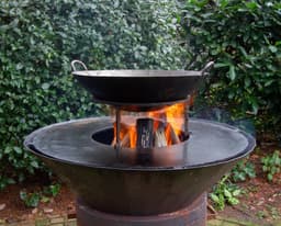 WELDED BARREL 1000 Barbecue Vuurschaal - bbq cortenstaal - houtgestookt - standaard met wielen, aslade, stookrooster - regelbare luchttoevoer onder in vuurschaal waardoor veel minder last van rook, afdekplaat — thumbnail 5