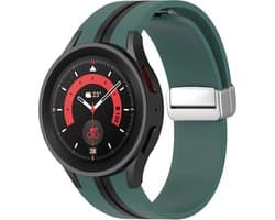 Strap-it Smartwatch bandje - magnetische siliconen horlogeband geschikt voor Samsung Galaxy Watch 7 (40 & 44mm) / Watch 6 Classic / Watch 6 40 & 44mm / Watch 5 Pro / Watch 5 40 & 44mm / Galaxy Watch 4 (Classic) / Watch FE - groen/zwart