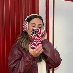 xoxo Wildhearts hoesje geschikt voor AirPods Max (2) - Boogie Wonderland Red - Ook als telefoonhoesje verkrijgbaar - schokbestendige case - koptelefoonhoes - Beschermhoes met met golvende print - golven - rood — thumbnail 4