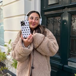 xoxo Wildhearts hoesje geschikt voor AirPods Max (2) - Polka Dots (Wit) - Ook als telefoonhoesje verkrijgbaar - schokbestendige case - koptelefoonhoesje - Beschermhoes met stippenpatroon - Wit met zwart stippen — thumbnail 3