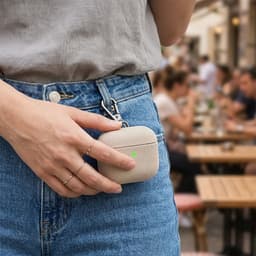 Luxe geribd hoesje voor oordopjes – Vertical Stripe design met sleutelhaak, geschikt voor AirPods 4 (Grijs) — thumbnail 4