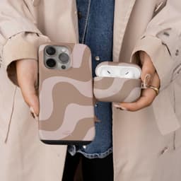 xoxo Wildhearts hoesje geschikt voor AirPods Pro 3 - Ride With Me Brown - Ook als telefoonhoesje verkrijgbaar - schokbestendige case - koptelefoonhoes - Beschermhoes met met golvende print - golven - beige / bruin — thumbnail 3