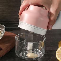 Elektrische Mini Hakker - Kleine Keukenmachine - Snel Ingrediënten Snijden - Draadloos en Oplaadbaar - 100ml Capaciteit - Roze — thumbnail 4