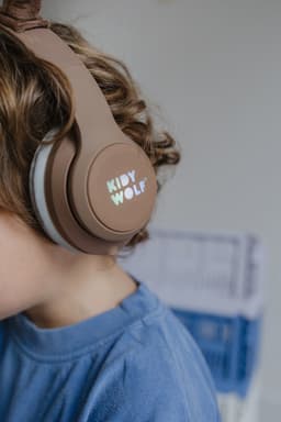 KIDYWOLF KIDYEARS Kinder Koptelefoon Beer – 85dB, Bluetooth & Jack, Opvouwbaar, Magnetische Oortjes, 4+ — thumbnail 3