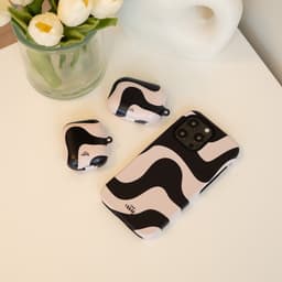 xoxo Wildhearts hoesje geschikt voor Airpods Pro 1 / Pro 2 - Ride With Me - Ook als telefoonhoesje verkrijgbaar - schokbestendige case geschikt voor Airpod Pro (2) - koptelefoon case - Beschermhoes met golvende print - golven - zwart / beige — thumbnail 4