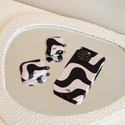 xoxo Wildhearts hoesje geschikt voor Airpods 1/2 - Ride With Me - Ook als telefoonhoesje verkrijgbaar - schokbestendige case geschikt voor Airpod 1 en 2 - koptelefoon case - Beschermhoes met golvende print - golven - zwart / beige — thumbnail 5
