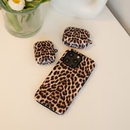 xoxo Wildhearts hoesje geschikt voor AirPods 3 - Wild Thing - Ook als telefoonhoesje verkrijgbaar - schokbestendige case - koptelefoonhoesje - Matte afwerking - Tijgerprint / luipaardprint - dierenprint hoesje - panterprint — thumbnail 4