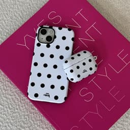 xoxo Wildhearts hoesje geschikt voor AirPods 3 - Polka Dots (Wit) - Ook als telefoonhoesje verkrijgbaar - schokbestendige case - koptelefoonhoesje - Beschermhoes met stippenpatroon - Wit met zwart stippen — thumbnail 2