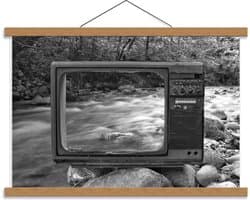 Schoolplaat – Televisie op Stenen bij Rivier - 60x40cm Foto op Textielposter (Wanddecoratie op Schoolplaat)