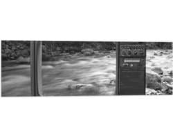 Vlag - Oude Vintage Televisie met Doorkijk op Rivier (Zwart-wit) - 90x30 cm Foto op Polyester Vlag