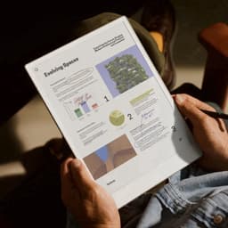 reMarkable Paper Pro met Marker Plus en Bruine Magnetische Hoes - digitaal notitieblok — thumbnail 3