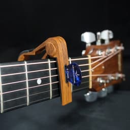 3-1 Luxe Houten Capo – Universele Gitaar Capo met Plectrumhouder – Akoestisch, Elektrisch, Klassiek, Ukulele & Mandoline — thumbnail 1