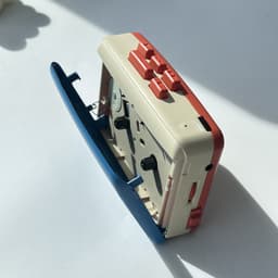 Retro Cassettespeler - 12x9x4cm - Draagbare Walkman met FM Radio & Opnamefunctie - Inclusief Oortjes - USB & Batterij Voeding - Ideaal Cadeau voor Muziekliefhebbers - Oranje — thumbnail 2