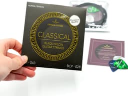 Premium Black klassieke akoestische gitaar snaren - Normal Tension - Inclusief 3 celluloid Plectra - BCP-028 — thumbnail 4
