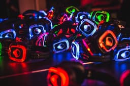 silentdiscohuren.nl | silent disco set 20  - silent disco box compleet: 20x koptelefoon (K9 RBG LED), laderset (LS9) en zender (Z4) - SDs20 — thumbnail 5