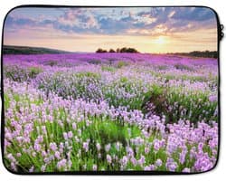 Laptophoes 15.6 inch - Bloemen - Lavendel - Paars - Lucht - Zonsondergang - Weide - Natuur - Laptop sleeve - Binnenmaat 37x26 cm - Zwarte achterkant