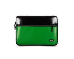 MacBook Air 13 inch hoes met voorvak (van gerecycled materiaal) - Zwart/Groene laptop sleeve/case voor MacBook Air M5 (2026)