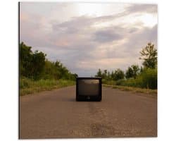 Dibond - Oude Televisie op de Weg  - 50x50cm Foto op Aluminium (Met Ophangsysteem)
